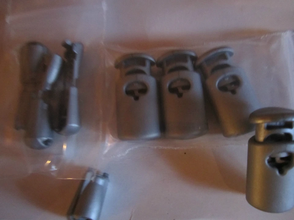 MARKENLOS (1,25 € / Stück) 4 Stück Kordelstopper & 4 Stück Kordelenden (k s 2)