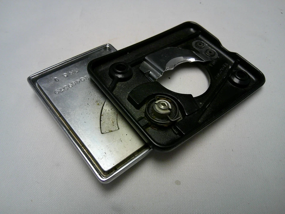 GM OEM NOS 1986 -1989 Oldsmobile Toronado  trunk keyhole lock cover emblem Foto 4 de 4