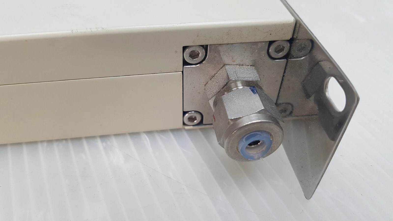 Capped tube fitting at the end of the LINTEC MC-2300 mass flow controller