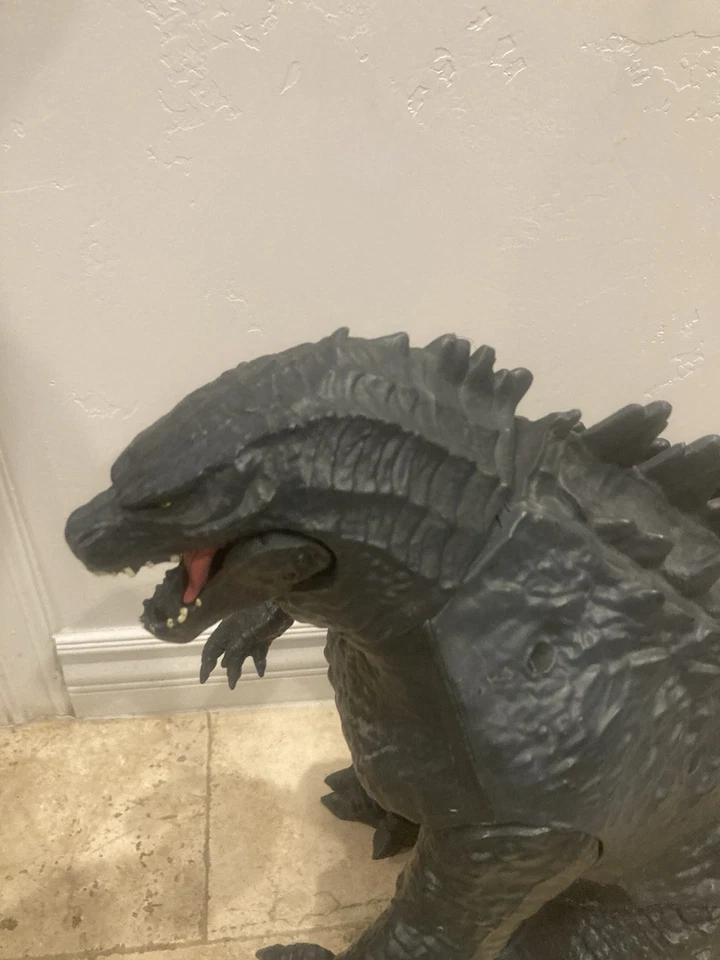Jakks Pacific 2019 Godzilla Giant King of the Monsters 24” de alto 40” de largo sin cola Foto 3 de 4