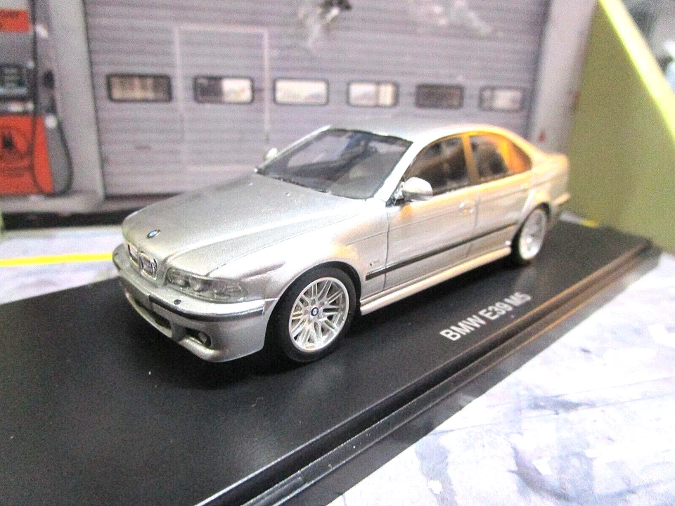 BMW 5er Reihe E39 M5 Limosuine silber met 2002 NEO 49583 Resin SP 1:43 - Bild 2 von 4