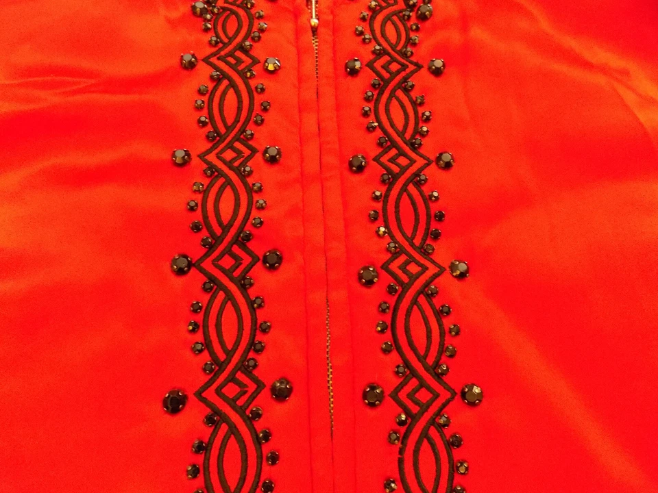 Vtg August 100% Silk Red Embellished Black Rhinestones Bomber Full Zip Pockets M - Imagem 4 de 4
