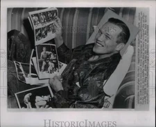 1948 Press Photo Tony Zale looks over Associated Press Wirephotos of himself