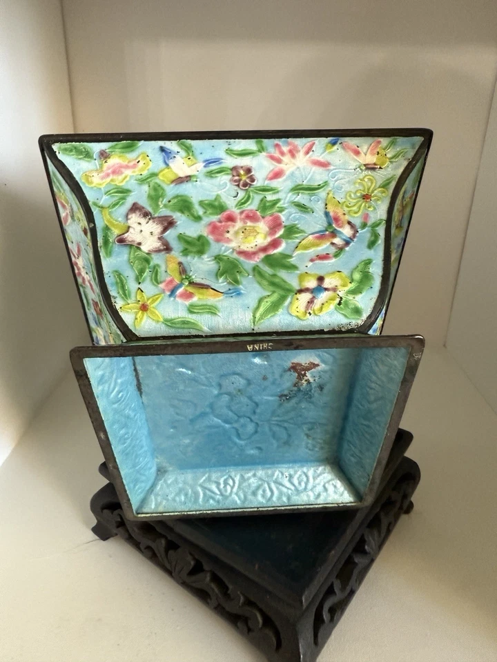 Antiguo esmalte de cantón rosa familiar china de los siglos XIX/XX en cuenco cuadrado de cobre Foto 3 de 4