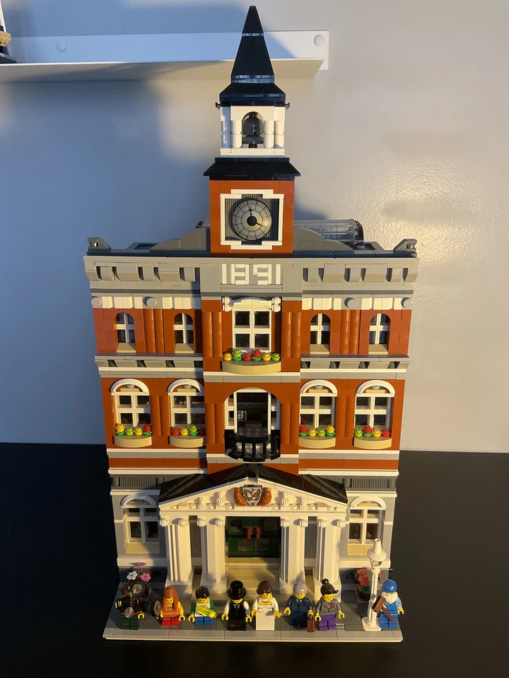 LEGO Modular Buildings 10224 Town Hall, photo 1 sur 5