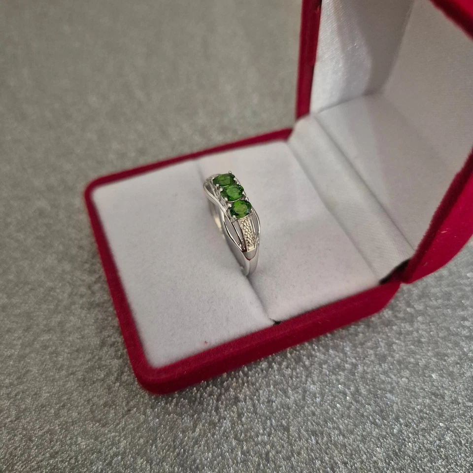   Anillo de trilogía cromado diopsido platino sobre plata esterlina Foto 2 de 4