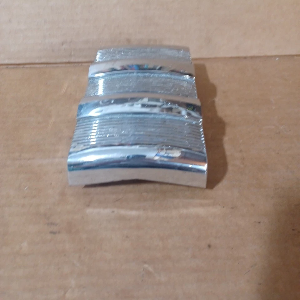 Studebaker Commander 1949 parrilla delantera moldura central parte # 290105 Foto 4 de 4