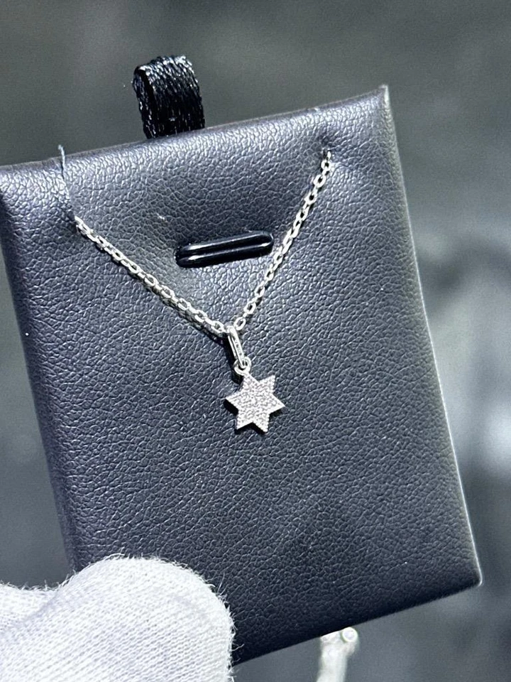 Colgante pequeño diseño estrella de David suerte oro blanco macizo 14k y diamantes