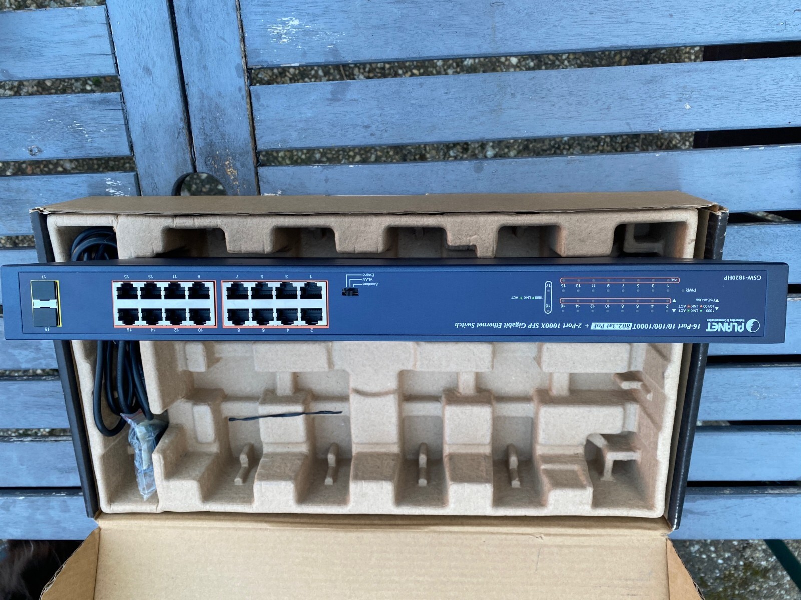 Switch Ethernet Planet doté de 16 injecteurs PoE+ 30W et 2 slots SFP Gigabit