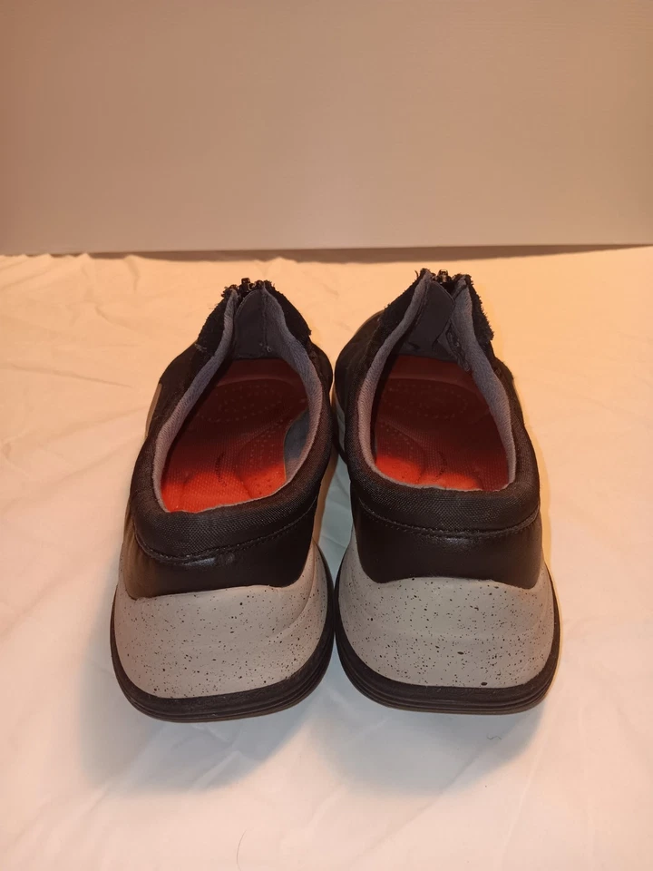 Zapato de tenis Clarks para mujer de cuero negro de máxima comodidad con cremallera talla 11 Foto 2 de 4