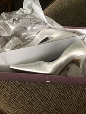 Dyeables debutante satin white pumps high heels size 9B NEW WITH DEFECTS