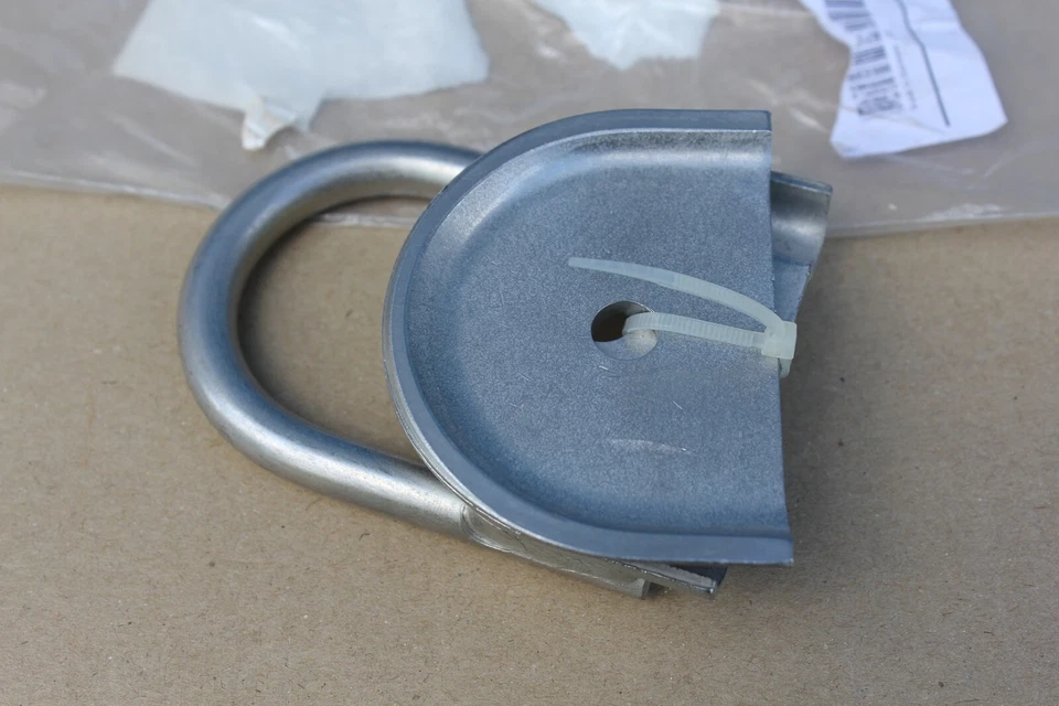 PARAGOLPES TRASERO ORIGINAL BMW E30 MTECH 1 ALERÓN CENEFA GANCHO DE REMOLQUE BISAGRA DE REMOLQUE OEM Foto 3 de 4