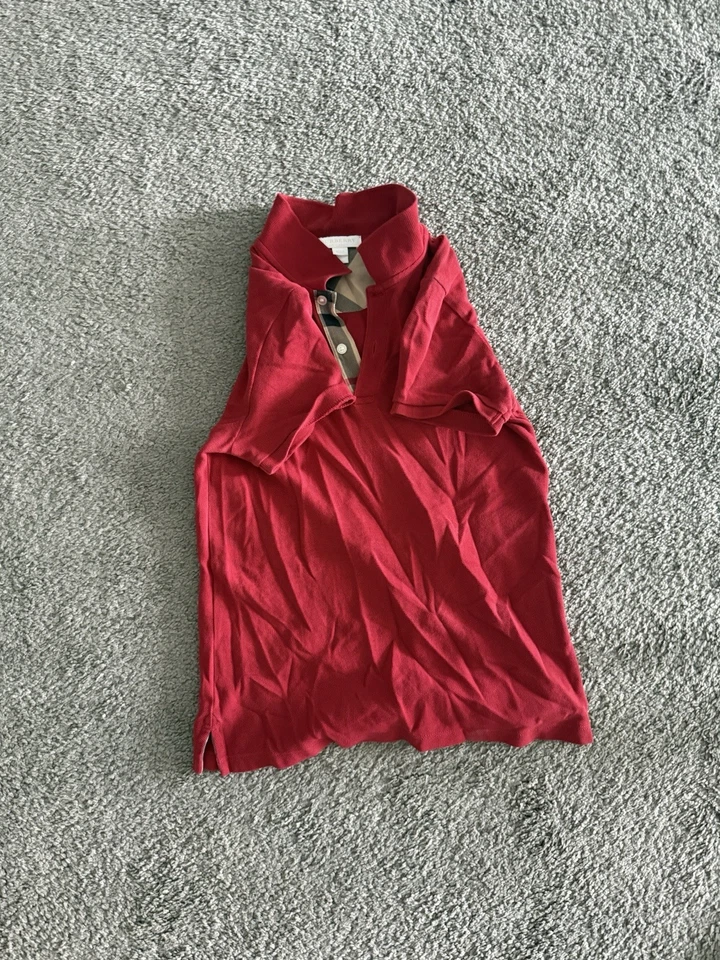 Camiseta Burberry niño roja bolsillo delantero, talla 4T Foto 2 de 3