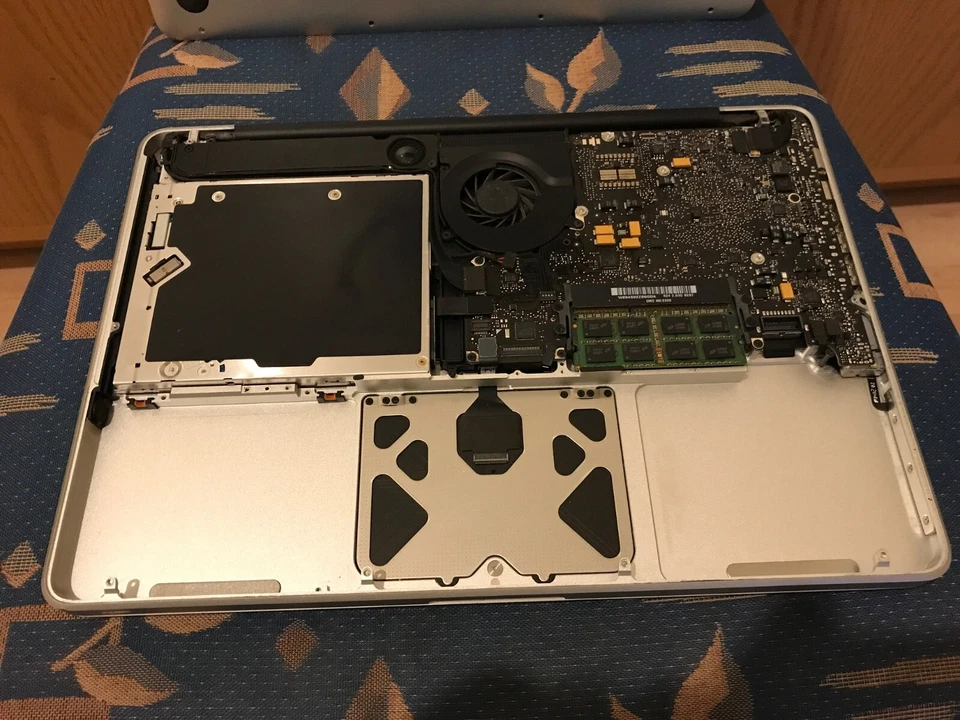 Apple MacBook Pro 13,3, Intel Core2Duo, 2,40 GHz ,4GB, Mit. 2010 - defekt - Bild 2 von 4