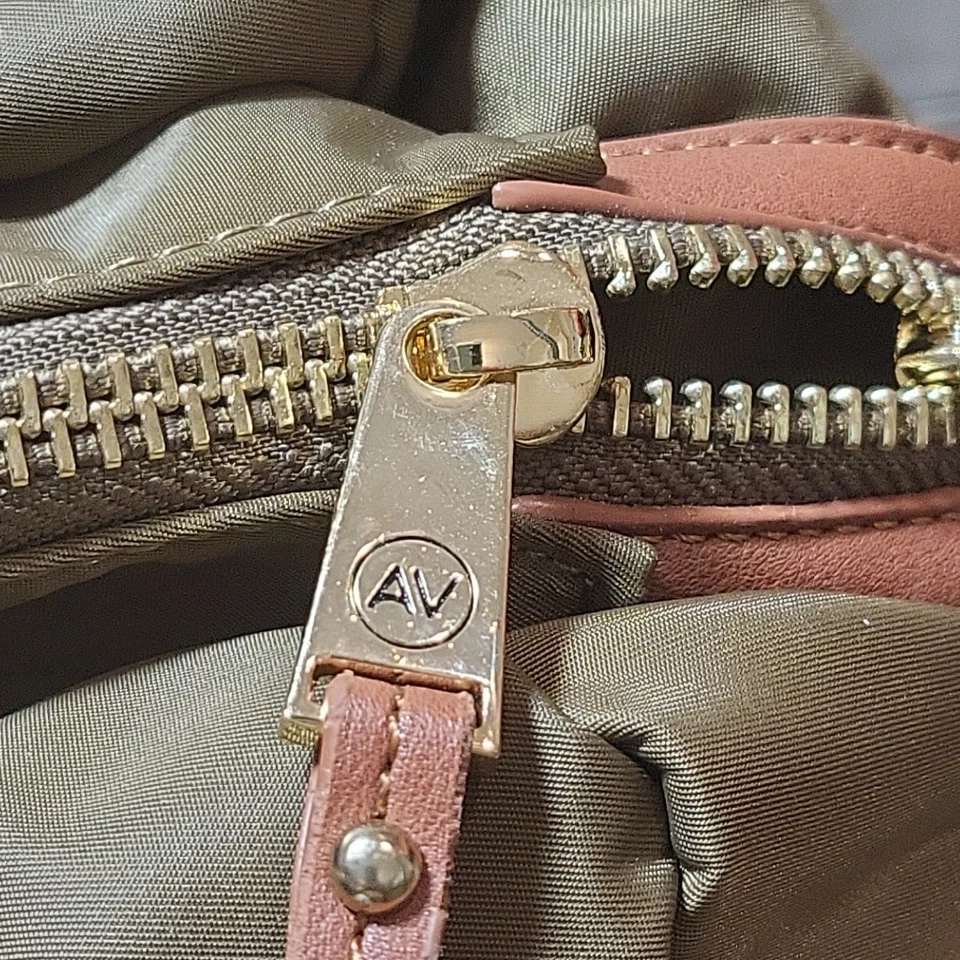 Equipaje de mano Adrienne Vittadini marrón acolchado viaje durante la noche bolsa de fin de semana Foto 3 de 4