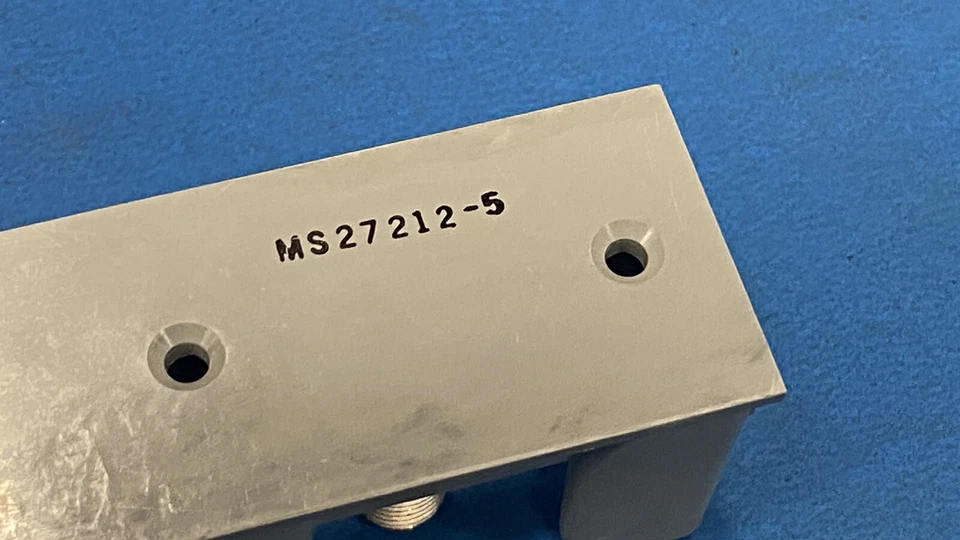 MS27212-5 TERMINAL BOARD SINGLE ROW PLASTIC BOARD STEEL TERMINALS - Image 3 of 3