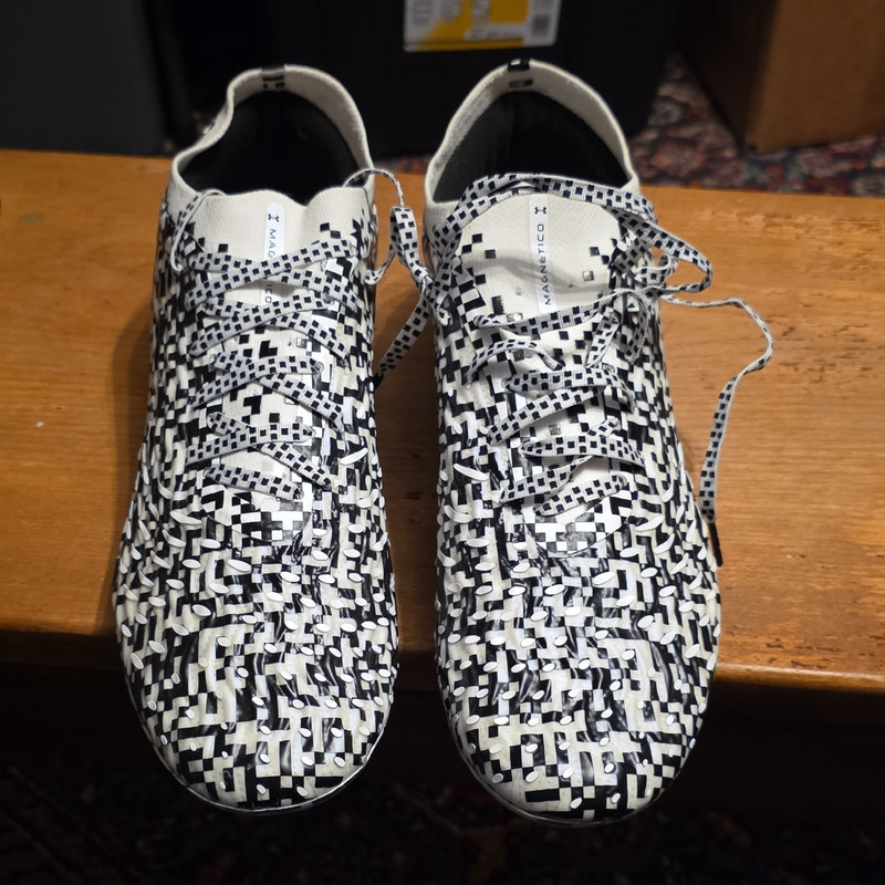Men's 11.5 Under Armour Magnetico Elite Magnetico Football Cleats White