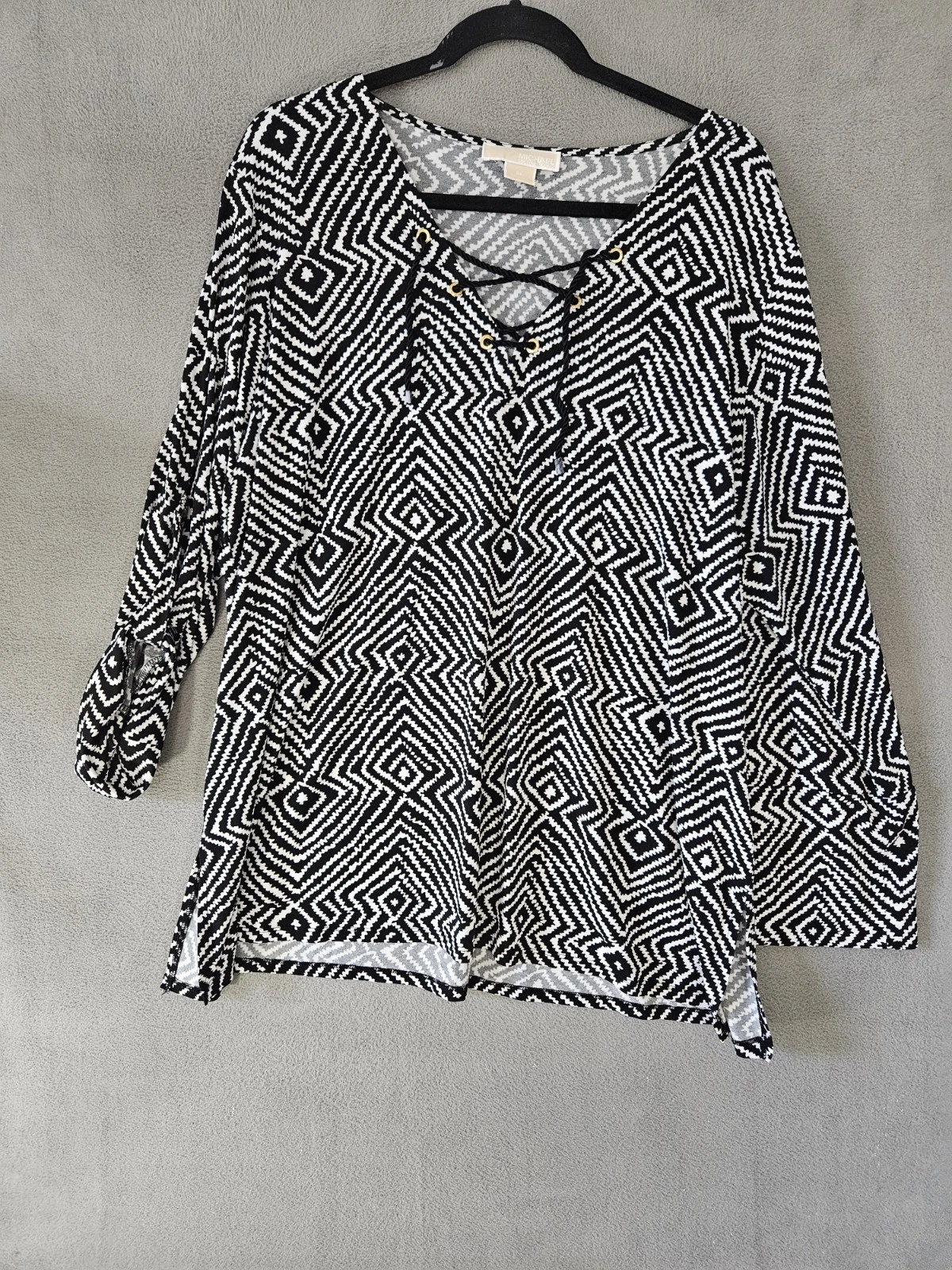 Camicia donna Michael Kors taglie forti 3X manica arrotolabile scollo a V pizzo nero geometrico