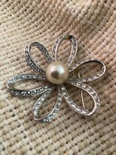 Flower brooch rhinestones with pearl center