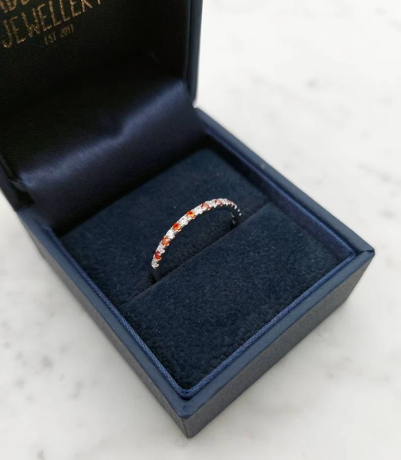 Anillo Banda Media Eternidad Chapado en Oro Blanco 14k Rubí Rojo Simulado Corte Redondo 2 Ct Foto 4 de 4