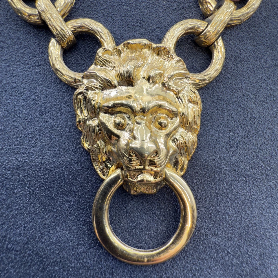 Collar Kenneth Jay Lane Triple Cabeza de León Golpeador de Puerta Dorado, De Colección Foto 4 de 4
