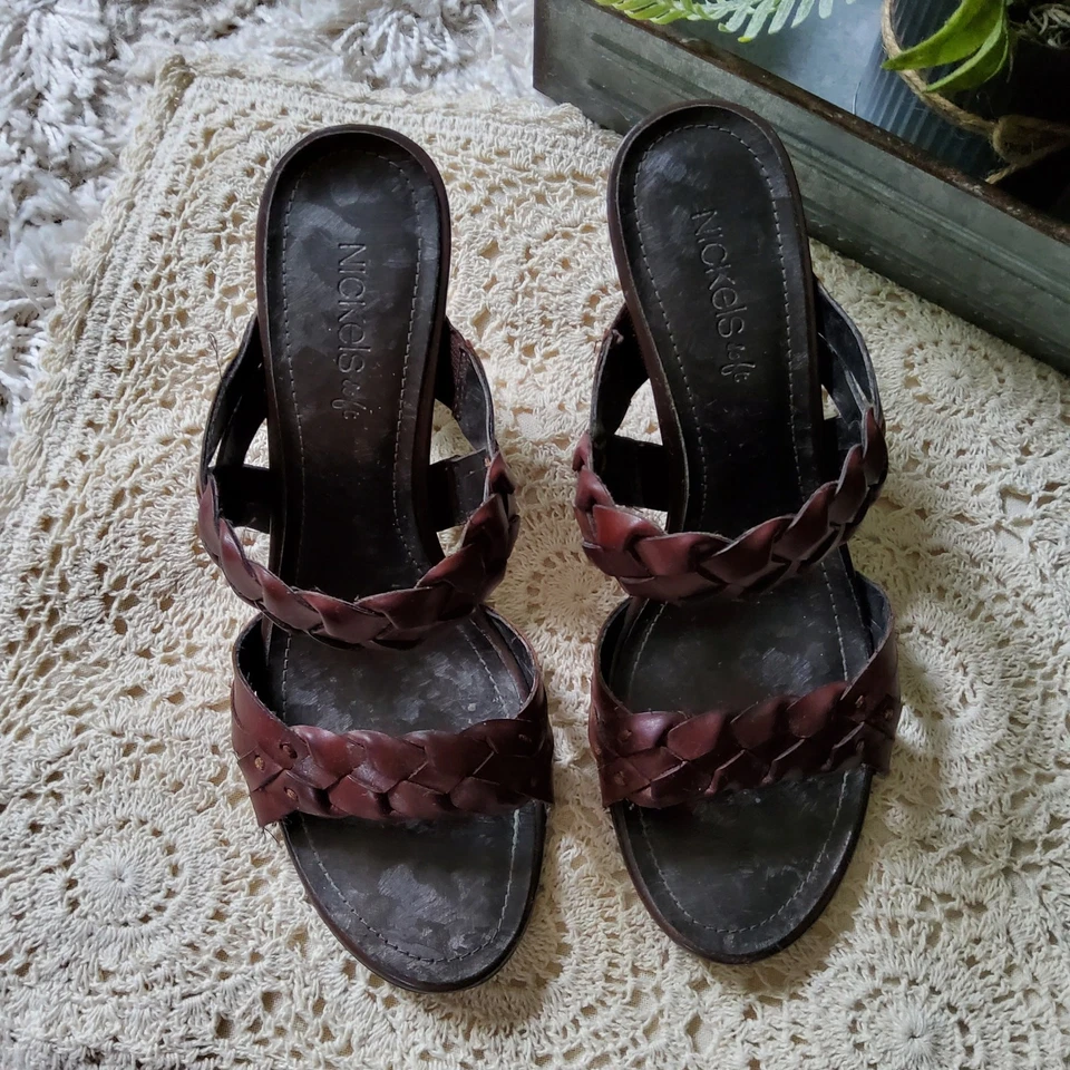 Sandalia de tacón deslizable de cuero trenzado Nickels para mujer 7,5 en marrón Foto 2 de 4