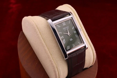⌚✨ Vintage Seiko Slim Quartz Gentlemen's Green Dial ,Dark Brown Dress Watch