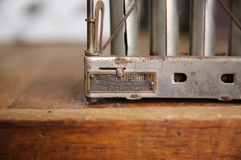 Dispensador de cambio de moneda de metal vintage 4 barriles The Emporium Fort Wayne Indiana Foto 3 de 4