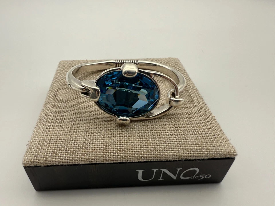 NUEVO Brazalete Uno de 50 SER DESLUMBRANTE Cristales Azules Plateado Talla Mediana Foto 2 de 4