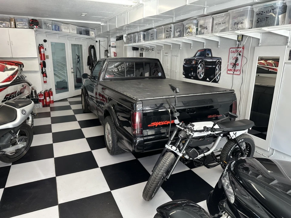 1991 GMC Syclone Pickup. Turbo, All Wheel Drive, 27k miles, Always Garaged  - Image 3 of 4