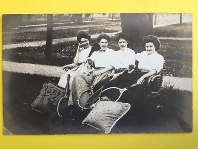 cpa Photo Post Card PHOTO JOUEUSES de TENNIS Coussin G.P.S.Tennis Players 1920 - Photo 1/2