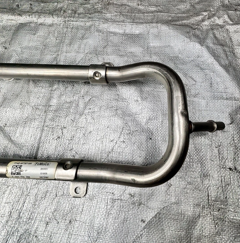 2009 FORD TAURUS 3.5L ENGINE FUEL INJECTOR RAIL 7T4E-9F797-HA OEM - Imagem 3 de 4