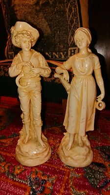 Ein Vintage Paar blush elfenbein glasierte Figuren Mann mit Sichel & Dame mit Krug