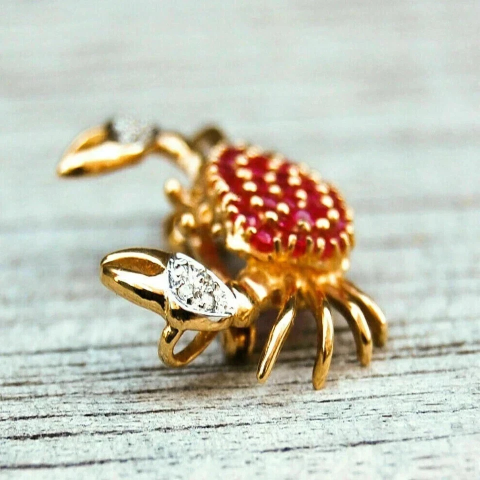 Broche prendedor enchapado en oro amarillo de 14 k con forma de cangrejo rubí rojo simulado corte redondo de 2,15 quilates Foto 3 de 4