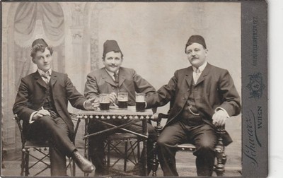 Kabinett Foto Junge Männer mit Bierglas Atelier Schwarz Wien Österreich 1900