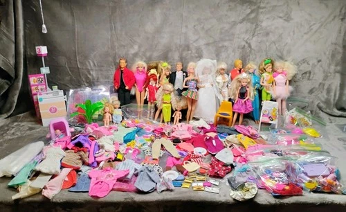 VTG HUGE BARBIE LOT, BARBIES, CLOTHES, ACCESSORIES AND MORE LOT!!!