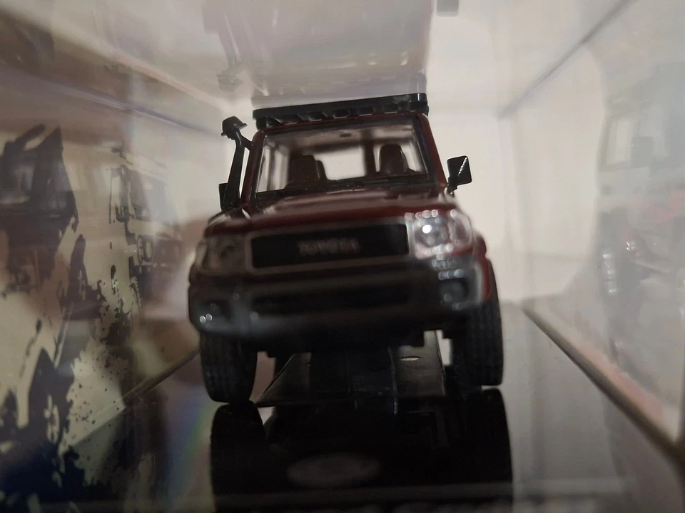 Para64 2014 Toyota Land Cruiser 71, red with roof rack   (NP31) - Photo 4/4