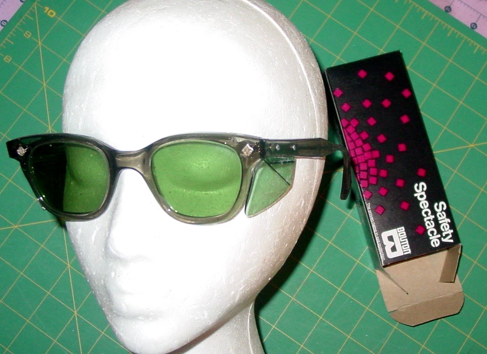Óculos de segurança vintage Bouton lentes verdes e protetores semi-laterais Wayfarer NOS EUA - Imagem 2 de 4