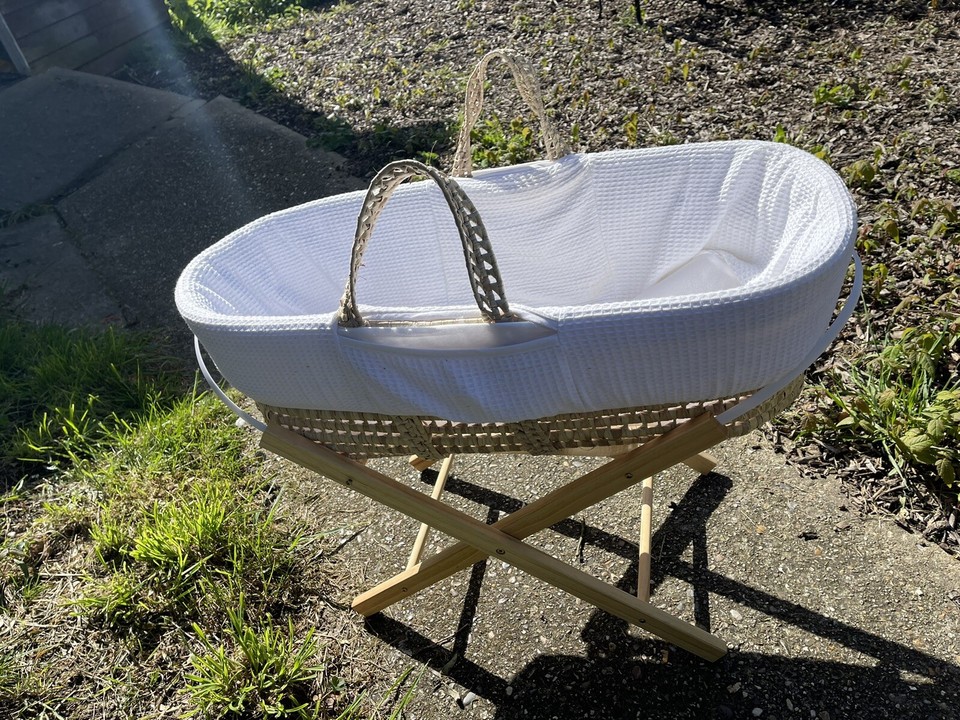 MAMIA White and Wicker Baby Moses Basket and Wooden Stand with Lining