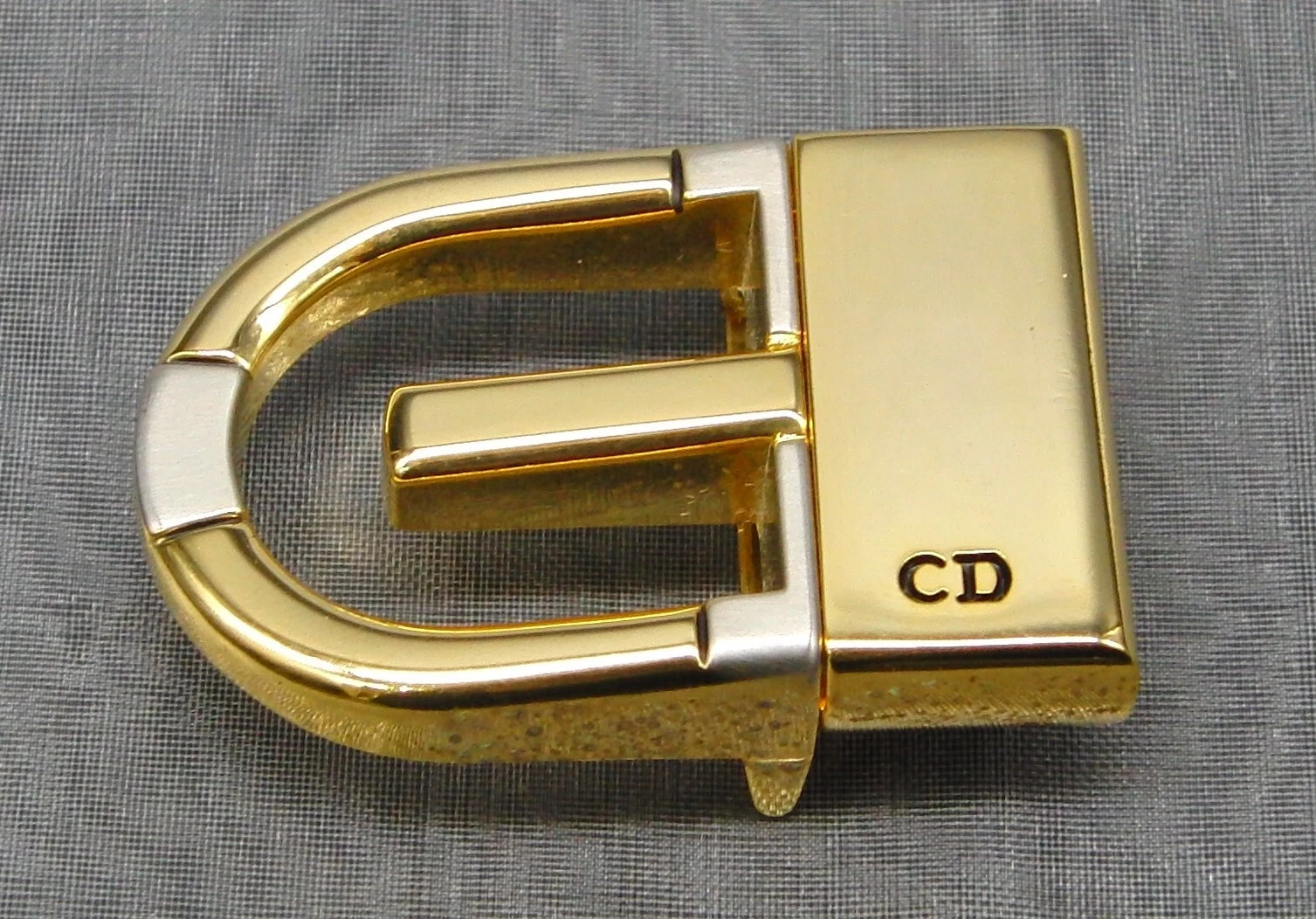 Authentique boucle de ceinture Christian Dior ton or de remplacement L 5 cm x l 3,3 cm