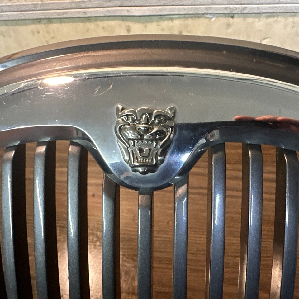 2004 JAGUAR S TIPO CAPÔ RADIADOR GRADE CROMADA 2R83-8A133-AA FABRICANTE DE EQUIPAMENTO ORIGINAL - Imagem 2 de 4