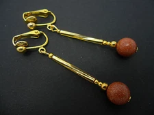 A PAIR OF BROWN GOLDSTONE  GOLD PLATED TEARDROP  CLIP ON  EARRINGS. NEW.