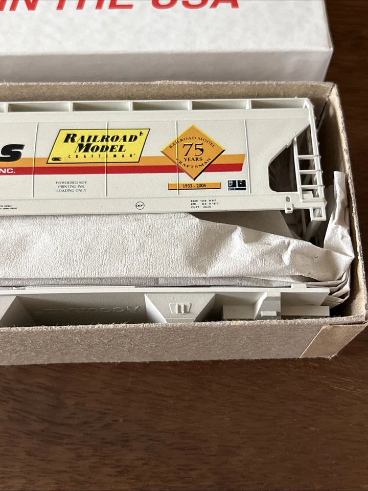 Accurail HO Scale Carsten 3 Bay Covered Hopper Kit New Road #2008 - Image 3 of 3