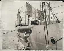 1934 Press Photo Crew polishes name plate of French Battleship D' Entrecasteaux