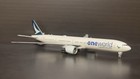 JC Wings 1:400 Cathay Pacific Boeing 777-300ER B-KQI EW477W003A — photo 2