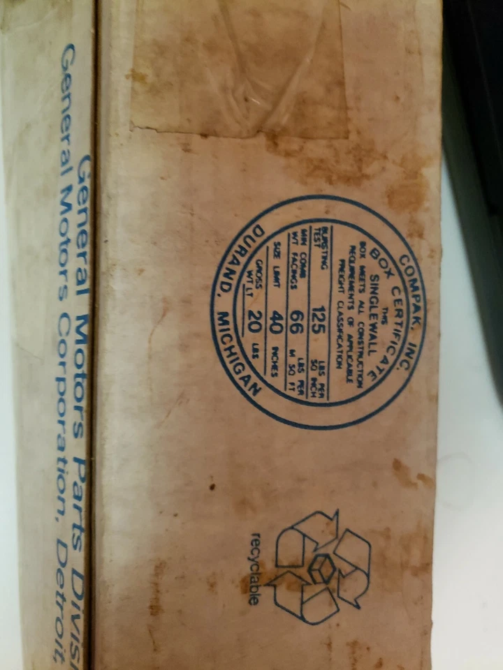 Линза для левостороннего габаритного фонаря GM5950637 74-75 Oldsmobile 98 новая из старых запасов - Изображение 2 из 4