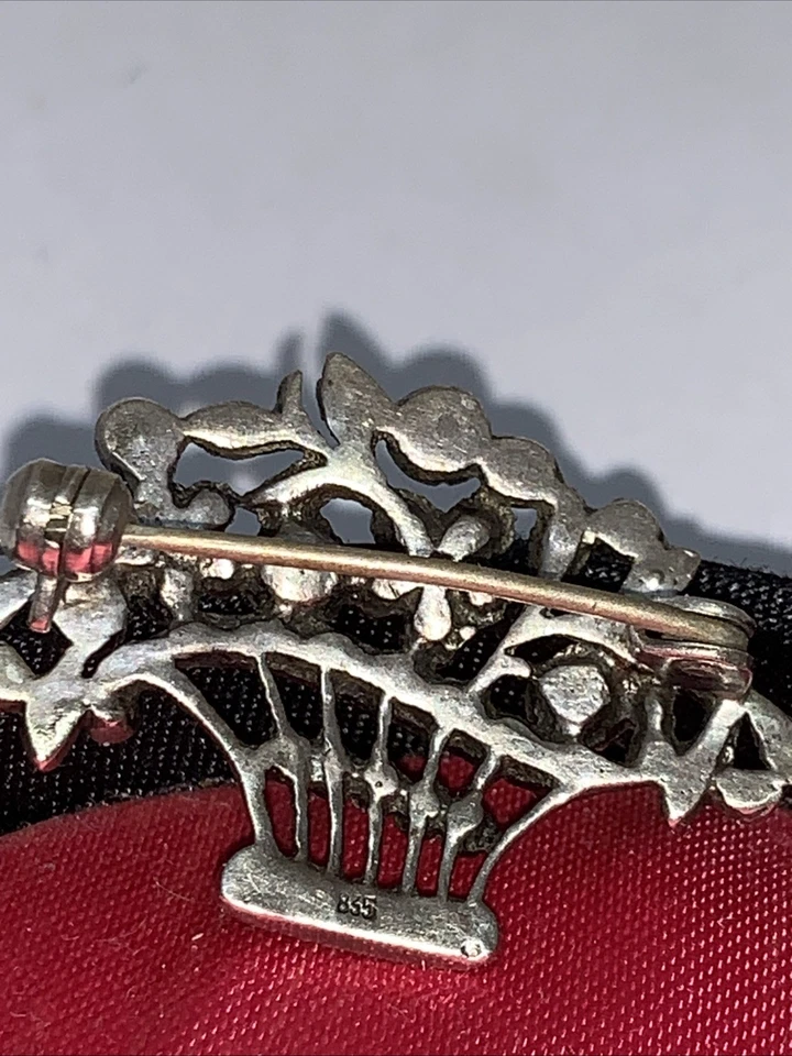 SPILLA CESTINO DI FIORI TRAFORATO IN ARGENTO 835 MARCASITE E STRASS COLORATI - Immagine 3 di 4