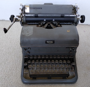 INOPERABLE  ROYAL  TYPEWRITER (PARTS ONLY)