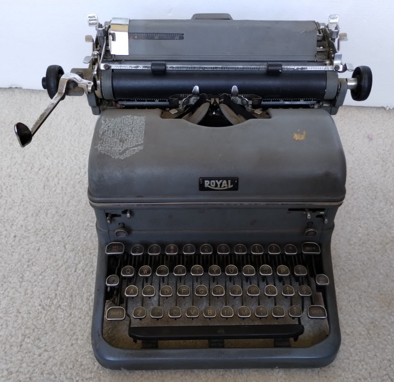 INOPERABLE  ROYAL  TYPEWRITER (PARTS ONLY)