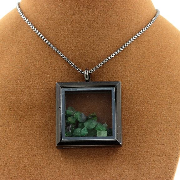 Collier grenat tsavorite brut, pendentif carré noir chic, une idée cadeau